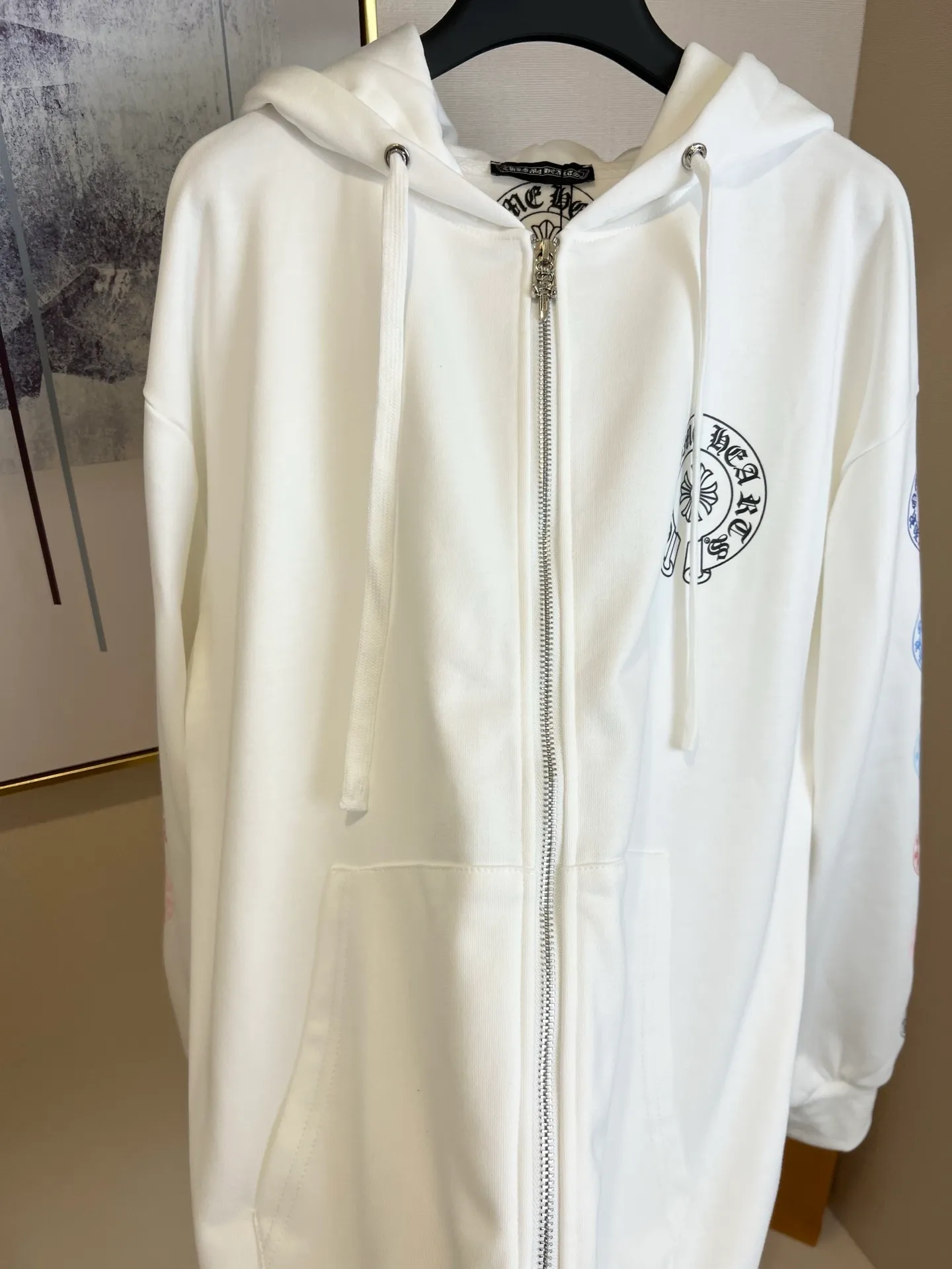 P360 Size: S/M/L/XL White/Black Unisex Chrome Hearts classic colorful horseshoe zipper sweatshirt jacket, customized fabric Sanskrit contrasting color Large and comfortable version The color combination is super nice! Full of high-end, so handsome, and a must-have, it’s worth buying!  ⚠️Washing method: For pure cotton products, please wrap the laundry bag inside out and machine wash quickly in cold water! ! Do not soak/wash in warm water!